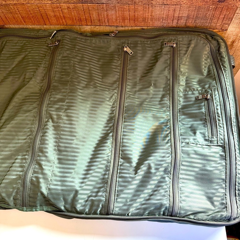 VTG 2241M3 Tumi Alpha 2 Wheeled Large Garment/Suitcase Travel Bag - Picture 11 of 16